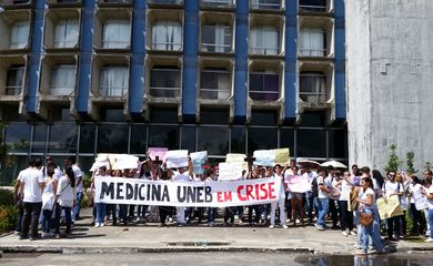 estudantes de medicina protestam em Salvador