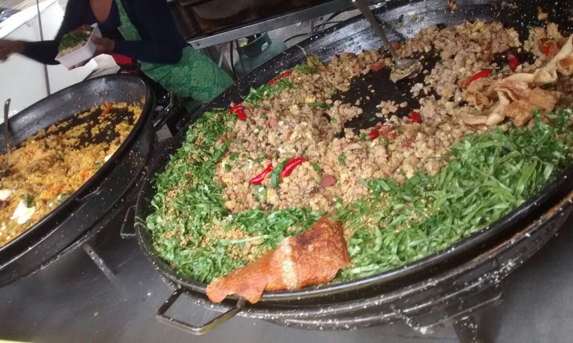 Comidas típicas como feijão tropeiro, galinhada e arroz carreteiro podem ser encontradas no festival, que vai até as 22h