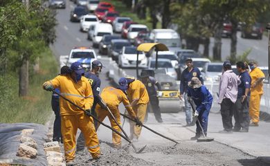 Brasília - Operários do Departamento de Estradas de Rodagem do DF fazem reparos em trecho da via EPGU onde foi detectado risco de desabamento. ( Marcelo Camargo/Agência Brasil)
