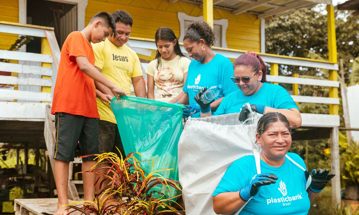 Manaus (AM), 30/05/2025 - Programa instalado em Manaus bonifica catadores para impedir que resíduos plásticos poluam rios da Amazônia. Foto: Sara Rangel/Divulgação