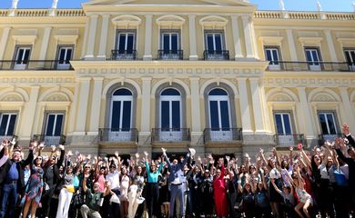 Representantes das entidades envolvidas na recuperação do Museu Nacional em frente à fachada do museu. Universidade Federal do Rio de Janeiro (UFRJ) apresenta um  balanço das obras de reconstrução do museu e a programação do bicentenário da independência.