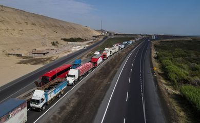 Manifestantes bloqueiam a rodovia Pan-Americana, em Chincha, Peru