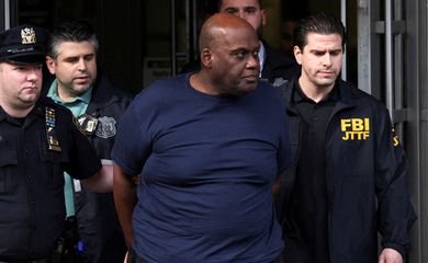 Frank James, suspeito de abrir fogo no metrô de NY, após ser detido pela polícia