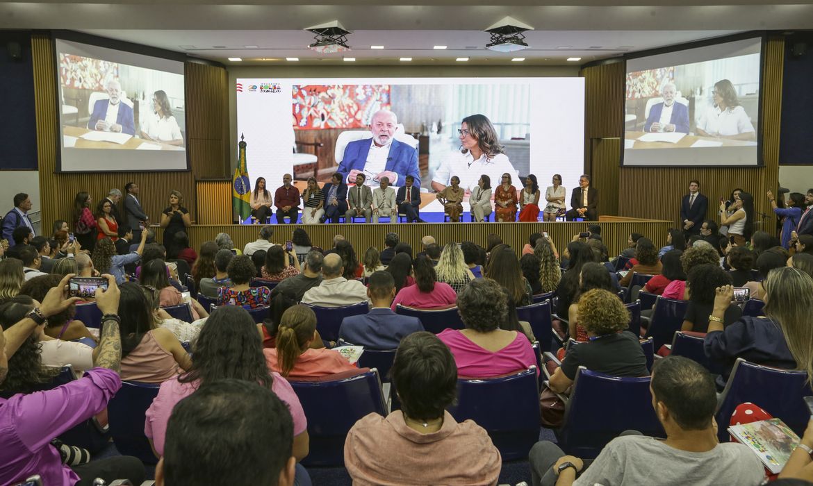 Brasília (DF), 20/10/2023 - O presidente Luiz Inácio Lula da Silva e a primeira-dama, Janja Lula da Silva, participam, por videoconferência, de cerimônia comemorativa dos 20 anos de criação do programa Bolsa Família, no Ministério do Desenvolvimento e Assistência Social, Família e Combate à Fome (MDS). Foto: Marcelo Camargo/Agência Brasil