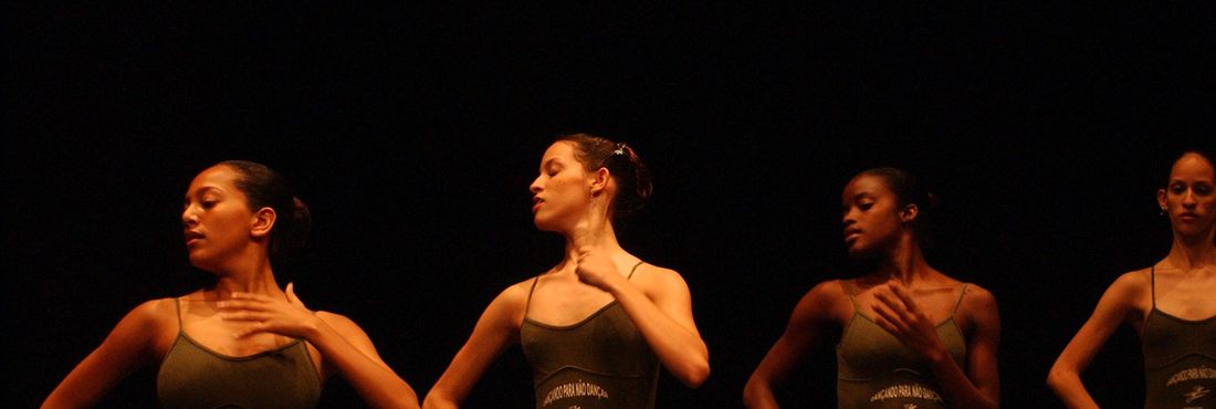 Bailarinas ensaiam pelo projeto Dançando para não Dançar