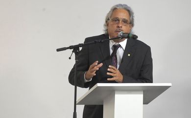 Rio de Janeiro - O presidente da Fundação Oswaldo Cruz (Fiocruz), Paulo Gadelha durante cerimônia que marca o início das transmissões dos canais do Poder Executivo na TV digital aberta no Rio (Tânia Rêgo/Agência Brasil)