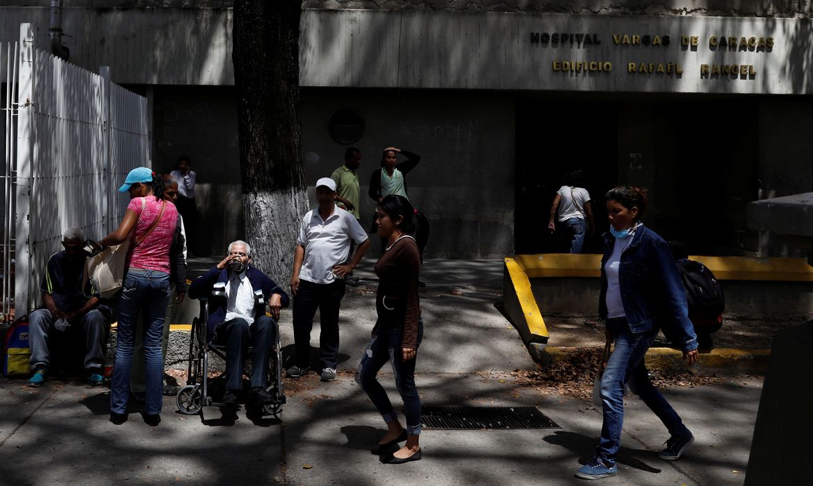 Pacientes do lado de fora do Hospital José Maria Vargas em Caracas, Venezuela.