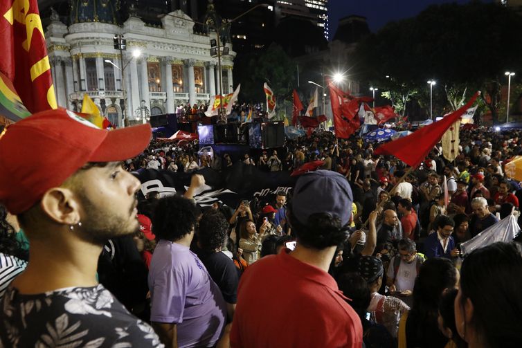 Manifestantes lotam a praça da Cinelândia em defesa da democracia após atos golpistas em Brasília.