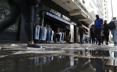 São Paulo (SP) 22/03/2024 - Uma série de apagões continuam a afligir a cidade de SP. Hoje, unidades do SESC 24 de Maio e 14 Bis avisaram seus clientes e frequentadores que não vão abrir por causa da falta de energia. Lojas fechadas na Rua Barao de Itapetininga e bares funcionando a luz de velas.
Foto: Paulo Pinto/Agência Brasil