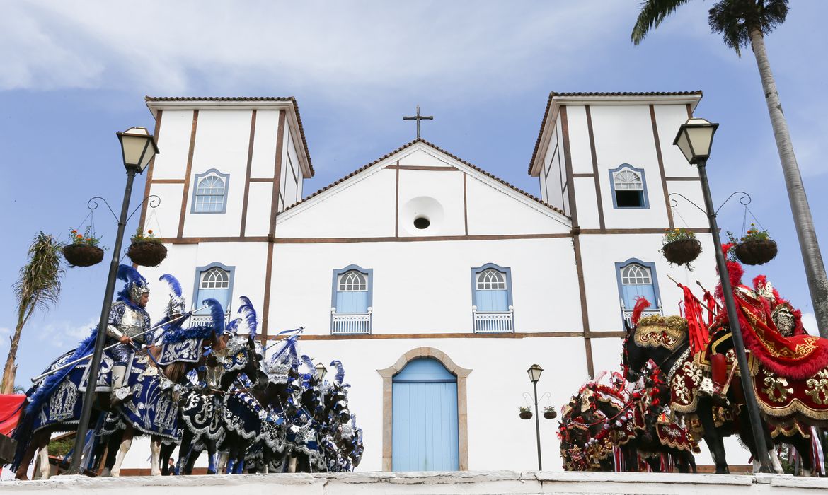 Pirenópolis(GO) - Conduzida por atletas e personagens marcantes da localidade, a Tocha Olímpica percorre pontos turísticos da cidade goiana (Marcello Casal Jr/Agência Brasil)