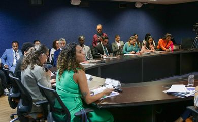 Brasília (DF) 03/08/2023 - Ministras da Igualdade Racial, Anielle Franco, e do Esporte, Ana Moser, e o secretário de Acesso à Justiça do MJ, Marivaldo Pereira na apresentação do  relatório do grupo de trabalho (GT) de combate ao racismo no esporte. Foto: Wilson Dias/Agência Brasil.