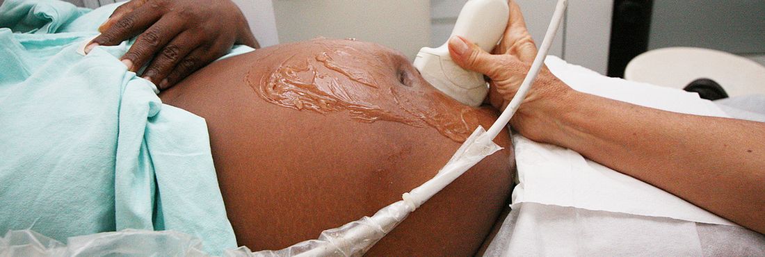 Gestante faz exame pré-natal Gestante faz exame pré-natal