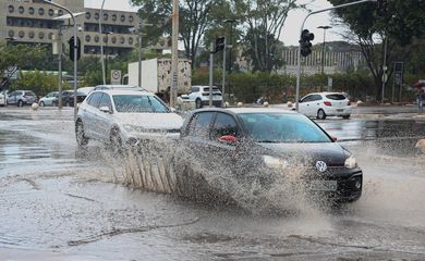 Brasília, (DF), 09/10/2024 -  Chuva na W3 Sul, Setor Comecial.
Foto Valter Campanato/Agência Brasil.