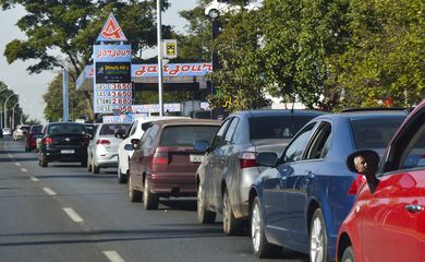 Brasília - Motoristas fazem fila para abastecer seus veículos no Dia da Liberdade de Impostos. O objetivo é conscientizar o cidadão sobre a carga tributária embutida nos produtos (José Cruz/Agência Brasil)