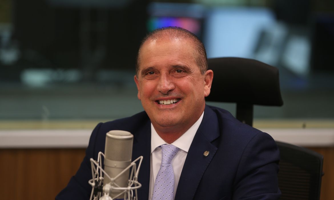 O ministro do Trabalho e Previdência, Onyx Lorenzoni , é entrevistado no programa A Voz do Brasil.