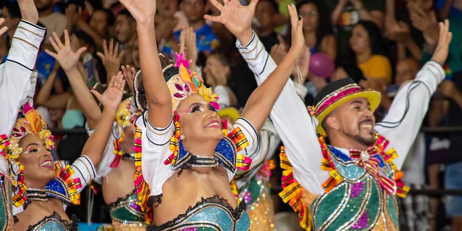 Cortejo de quadrilhas marca o início das festas juninas em Recife