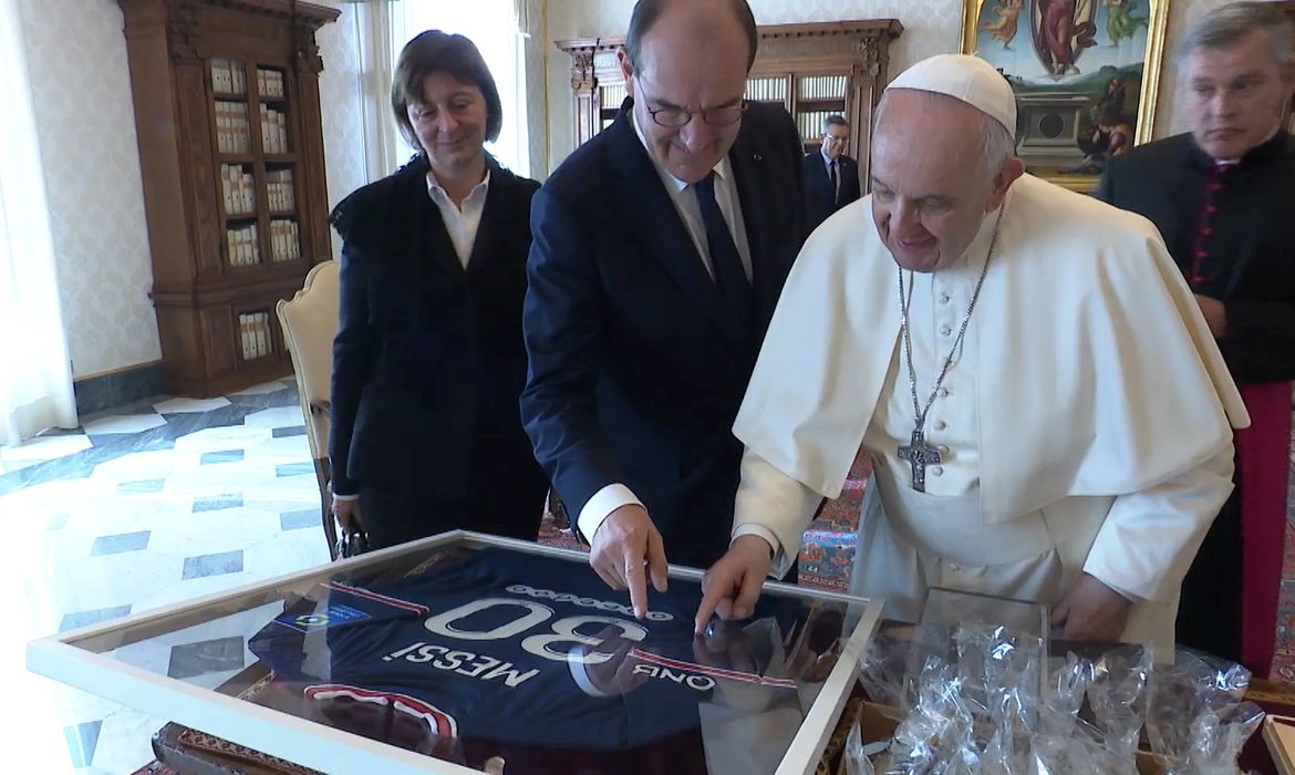 Premiê francês, Jean Castex, entrega camiseta autografada por Lionel Messi ao papa Francisco, no Vaticano