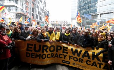 Os manifestantes defendem a declaração de independência e a instauração de uma república na Catalunha