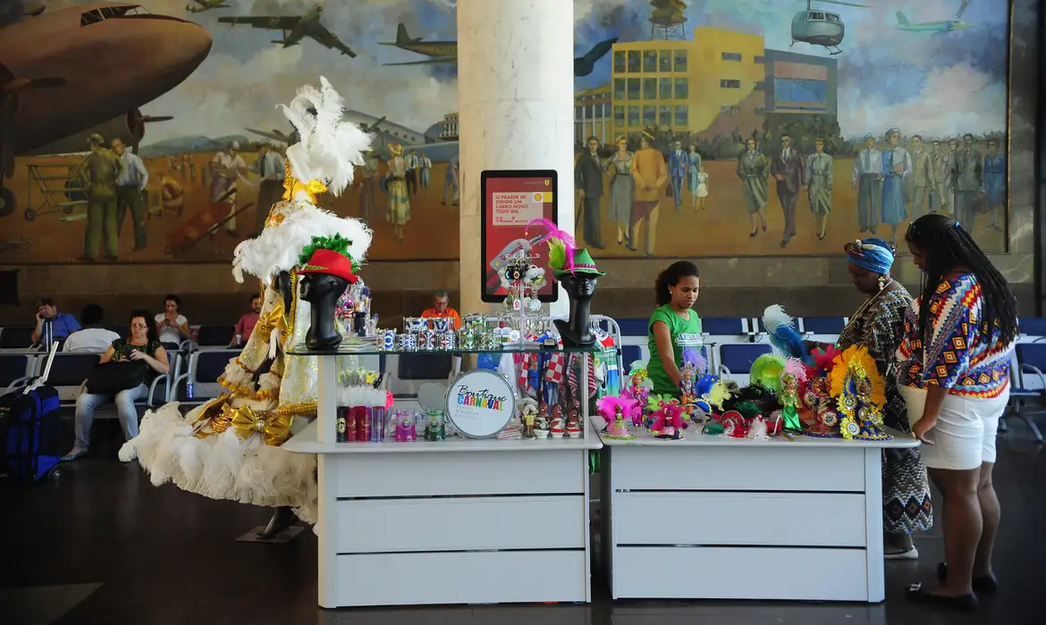 Quiosque Butique de Carnaval vende produtos oficiais das escolas de samba,produzidos por artesãos da Associação de Mulheres Empreendedoras do Brasil, no saguão do Aeroporto Santos Dumont (Fernando Frazão/Agência Brasil)