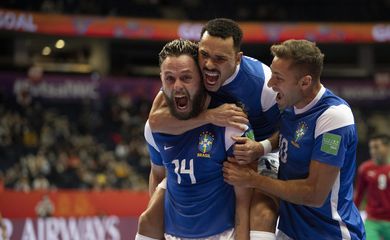 Brasil derrota Marrocos e vai a semifinal da Copa do Mundo de futsal