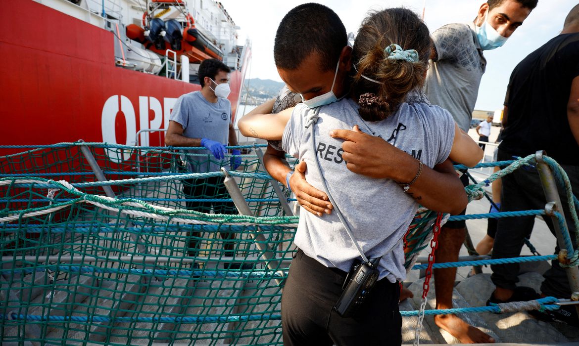 Migrantes a bordo de barco de resgate chegam em porto na Sicília, Itália