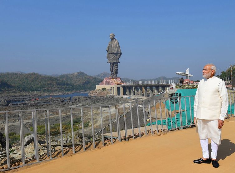 EPA2893. GUJARAT (INDIA), 31/10/2018.- El primer ministro indio, Narendra Modi, posa cerca de la Estatua de la Unidad, en Gujarat (India), hoy, 31 de octubre de 2018. La India inauguró hoy la declarada como la estatua más alta del mundo, de 182