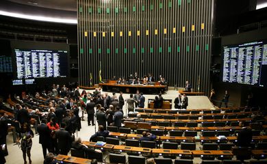 Brasília - A Câmara dos Deputados em sessão plenária extraordinária para votação, em segundo turno, da Proposta de Emenda à Constituição que prorroga a Desvinculação de Receitas da União até 2023. (Marcelo Camargo/Agência Brasil)