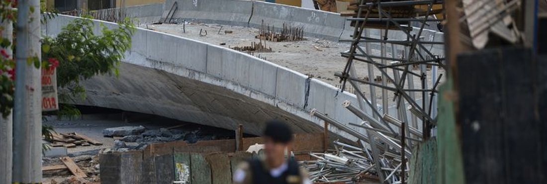 Confira imagens do viaduto que desabou e começa a ser demolido em Belo Horizonte