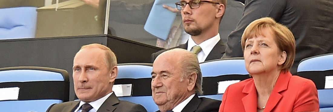 Presidente da Rússia, Vladimir Putin, à esquerda, presidente da FIFA, Sepp Blatter, centro, e da Alemanha, a chanceler Angela Merkel, à direita, já estão no Maracanã para assistir a final da Copa do Mundo entre Alemanha e Argentina.