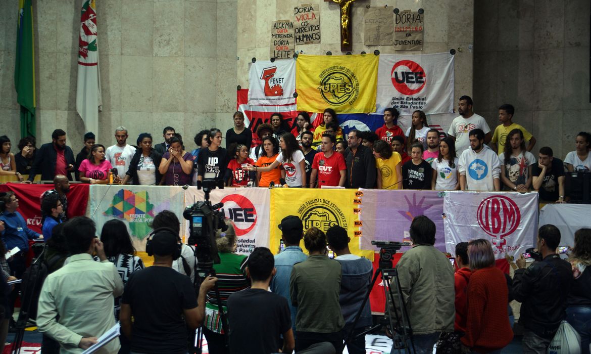São Paulo - Estudantes secundaristas e universitários ocupam Câmara Municipal, na região central (Rovena Rosa/Agência Brasil)