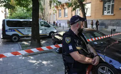 A police officer guards at the site of a murder of former Ukrainian parliamentary speaker Andriy Parubiy, who was killed this morning, amid Russia's attack on Ukraine, in Lviv, Ukraine August 30, 2025. Reuters/Roman Baluk/Proibida reprodução