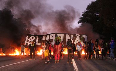 São Paulo (SP), 30/05/2023 - Interdição da rodovia Bandeirantes pelos indígenas do Jaraguá contra a PL 490 do marco temporal. Foto: Rovena Rosa/Agência Brasil
