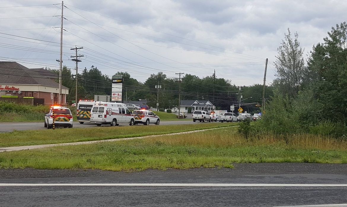 Veículos de emergência em Fredericton, no Canadá, onde pelo menos quatro pessoas morreram em um tiroteio