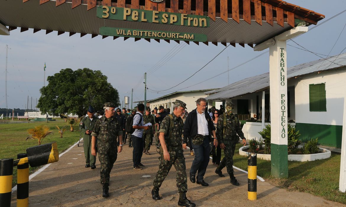 Japurá (AM) - Ministro da Defesa, Raul Jungmann, visita o pelotão especial de fronteira, em Vila Bittencourt, próximo à Colômbia (Valter Campanato/Agência Brasil)