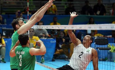 Seleção brasileira masculina de voleibol sentado perde para Irã e disputa bronze
