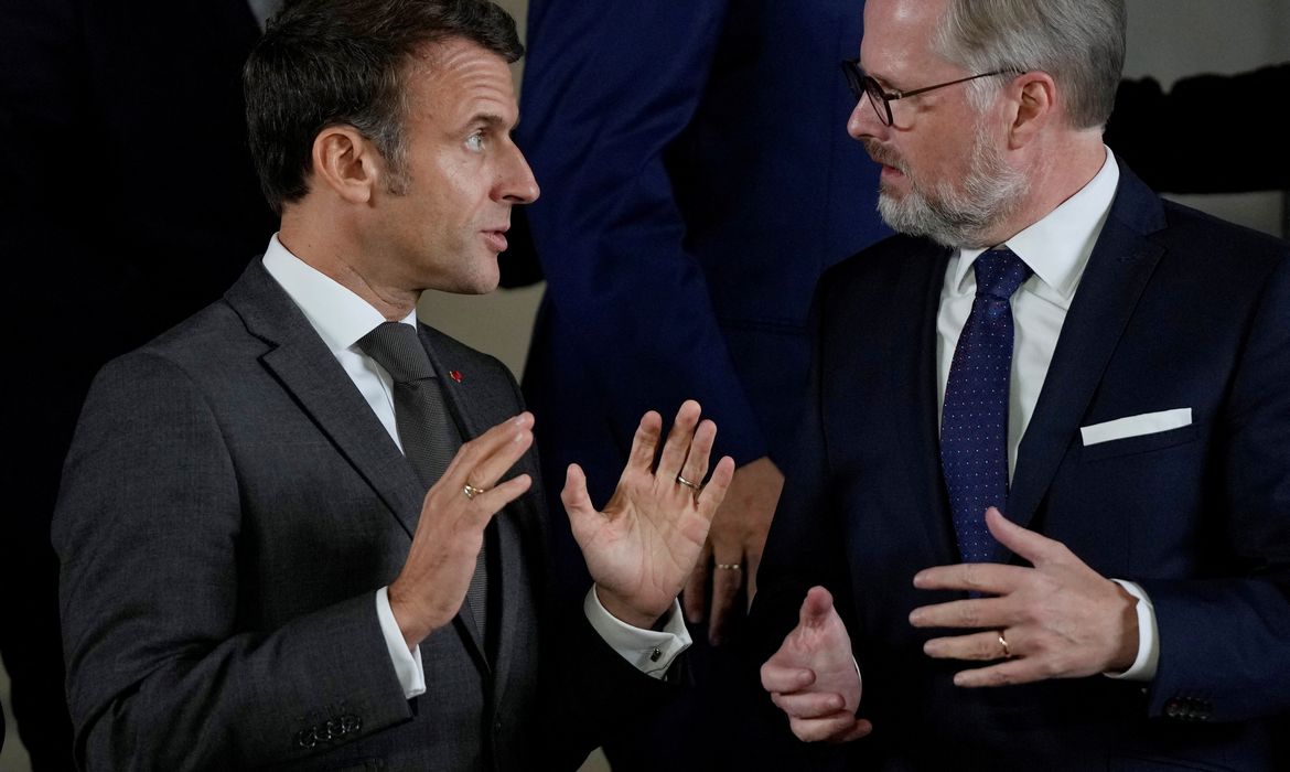 O presidente francês, Emmanuel Macron, conversa com o primeiro-ministro tcheco, Petr Fiala, em encontro da Comunidade Política Europeia, em Praga.