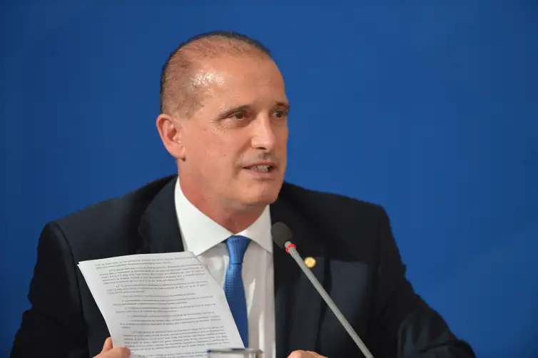 Marcello Casal JrAgência Brasil O presidente da Caixa Econômica Federal, Pedro Guimarães, e os ministros da economia, Paulo Guedes e da Cidadania, Onyx Lorenzoni falam à imprensa no Palácio do Planalto