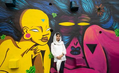 Malala conheceu obras de mais 100 artistas colorem muros na comunidade Tavares Bastos, no bairro do Catete, zona sul do Rio de Janeiro