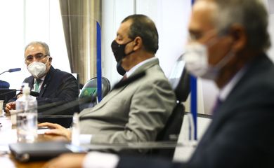 O ministro da Saúde, Marcelo Queiroga, e os senadores Omar Aziz e Renan Calheiros durante sessão da CPI da Pandemia, no Senado.