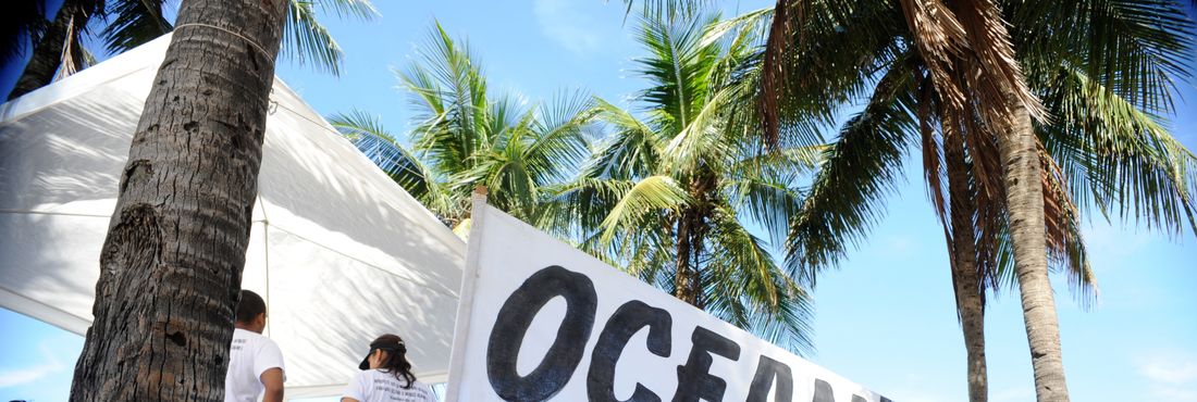 Rio de Janeiro - A Faculdade de Oceanografia da UERJ, promove o Trote Ecológico. A proposta do trote visa conscientizar os calouros e os banhistas sobre a importância da limpeza das praias e da vida marinha