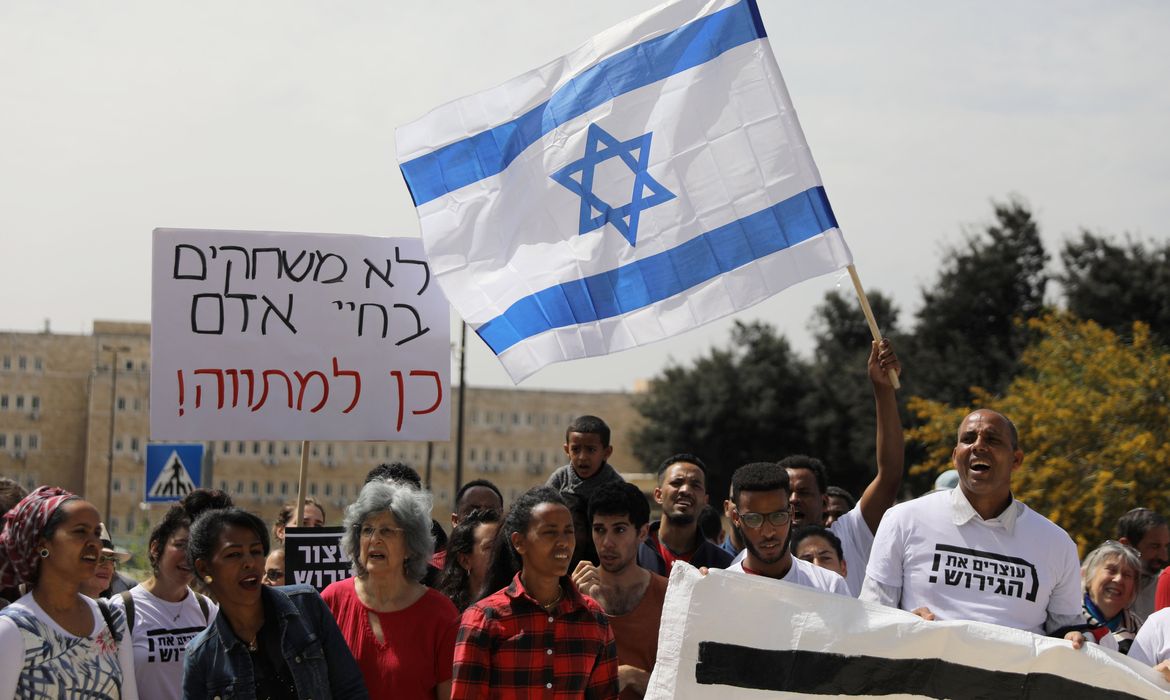 Imigrantes africanos e ativistas israelenses protestam contra o governo em Jerusalém