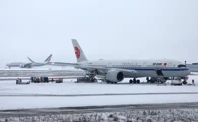 An Air China plane is seen on the snow-covered tarmac at the Paris CDG Terminal 1 of the Paris-Charles de Gaulle Airport, in Roissy-en-France, near Paris, as traffic is disrupted and some flights cancelled due winter weather with snow and cold temperatures on part of the country, France, January 7, 2026. REUTERS/Abdul Saboor