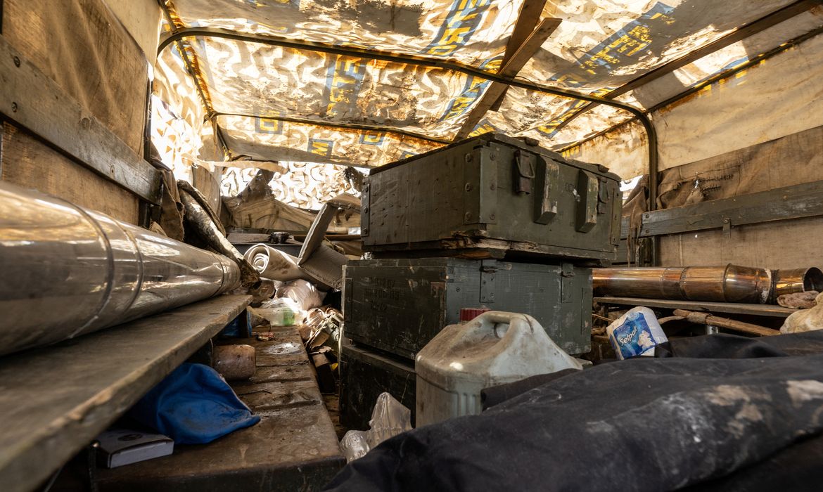 Caixas de munição dentro de veículo militar ucraniano