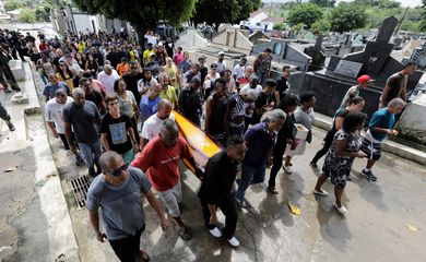 Pessoas carregam o caixão com o corpo do músico Evaldo Rosa dos Santos, que foi morto durante uma operação militar.