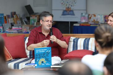 Paraty (RJ), 23/07/2026 - O professor da Universidade de São Paulo - USP, Augusto Massi, participa do lançamento do livro infantil Pelos olhos de Orides, que reúne poemas da poeta Orides Fontela selecionados por Augusto Massi, com ilustrações de Cynthia Cruttenden, na Casa da Árvore durante a programação da 24ª Festa Literária Internacional de Paraty - Flip. Foto: Rovena Rosa/Agência Brasil