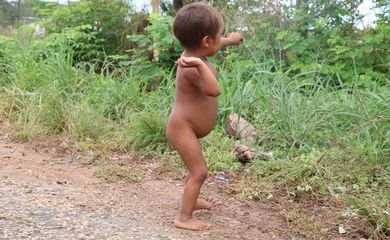 Boa Vista (RR), 15/02/2023, Criança yanomami em frente ao Hospital de Campanha Yanomami montado na Casa de Saúde Indígena - Casai.