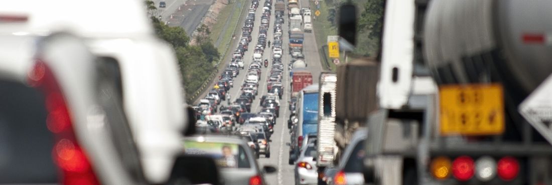 Trânsito na saída de São Paulo através da Via Imigrantes