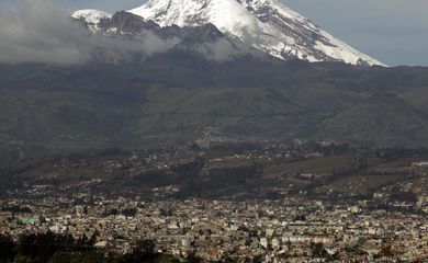 FOTO DE ARCHIVO-Vista de la ciudad de Chimborazo y de la montaña del mismo nombre en Ecuador.