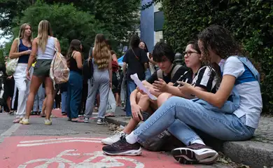 Rio de Janeiro (RJ), 09/11/2025 – Candidatos chegam para o primeiro dia de provas do Exame Nacional do Ensino Médio (Enem), na Universidade Santa Úrsula, em Botafogo. Foto: Fernando Frazão/Agência Brasil