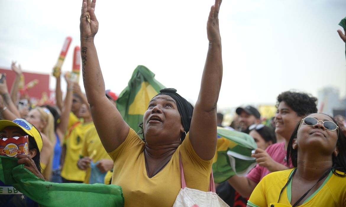Tomaz Silva/Agência Brasil Torcedores comemoram gols do Brasil contra a Coreia do Sul pela Copa do Mundo 2022, no Fifa Fan Festival, em Copacabana, no Rio de Janeiro